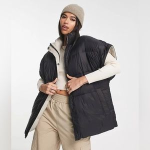 BRAND NEW UGG REVERSIBLE PUFFER VEST!! Black and Cream Color. Size S. NWT